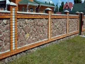 Кирпичный забор с камнем 12 метров фото в Химках