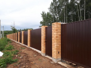 Кирпичный забор на ленточном фундаменте 12 метров фото в Химках