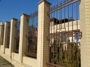Кирпичный забор с ковкой  10 метров фото в Химках